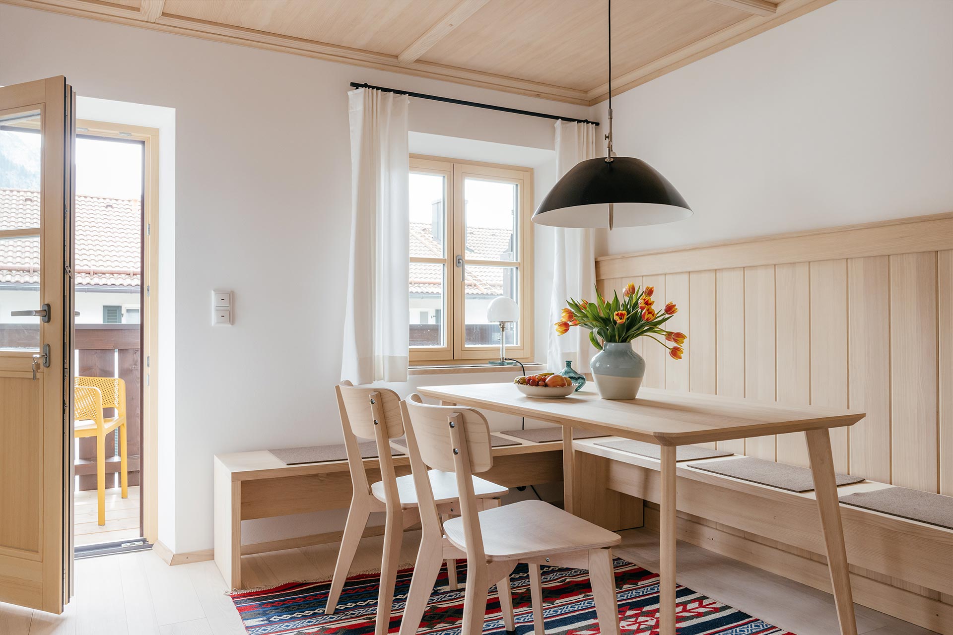 Gemütliche Sitzecke in der Ferienwohnung Sonnenspitz und Zugang zum Südbalkon.