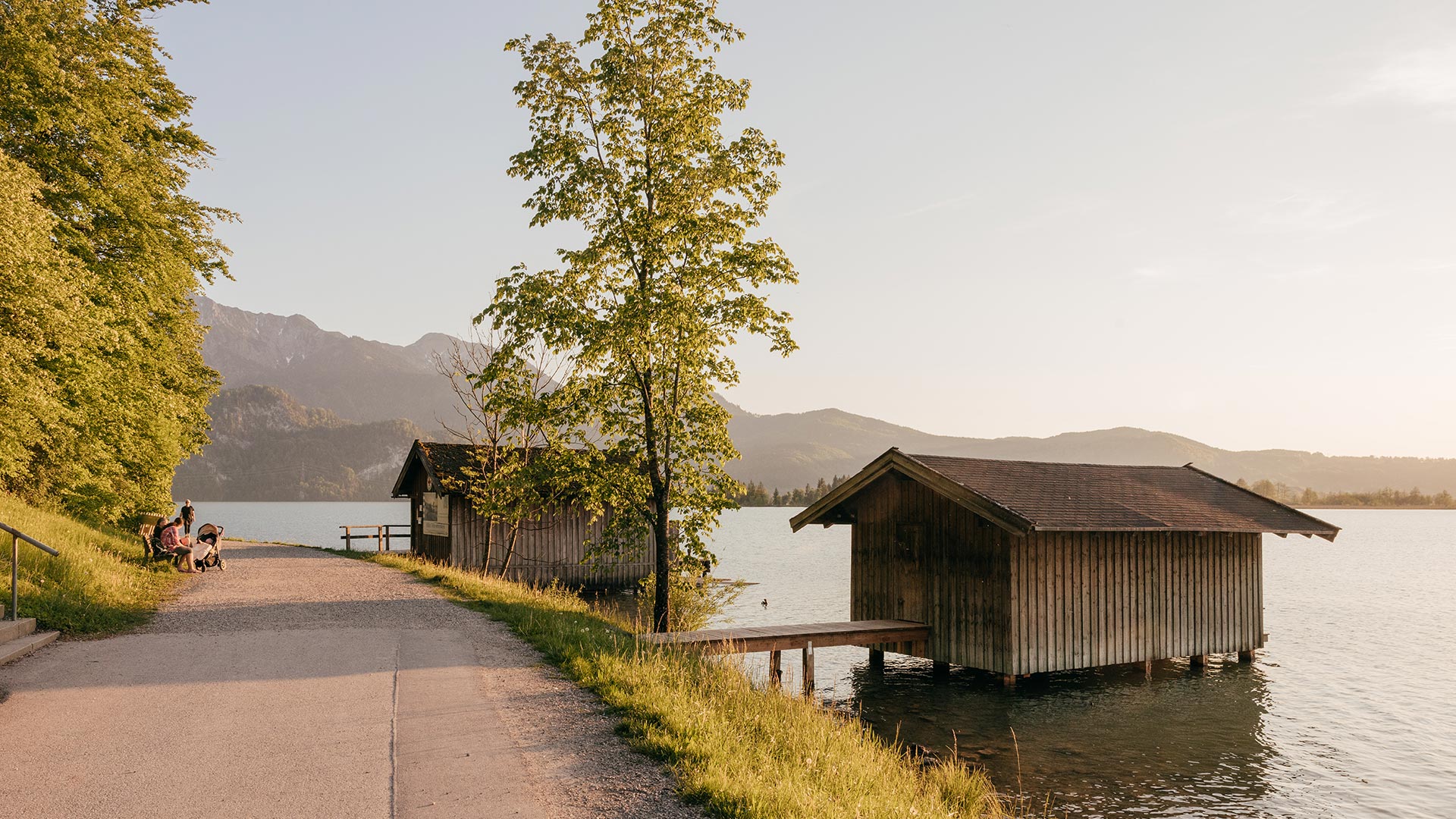 Idyllisches Seeufer am Kochelsee im Blauen Land mit Bootshäusern in der Umgebung des Hauses Herzogstand