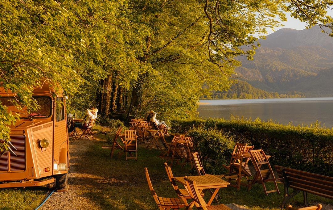 Im Urlaub den Sonnernuntergang am Ufer des Kochel Sees genießen.