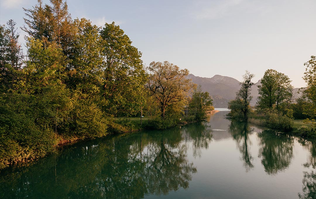 Loisach-Mündung in den Kochelsee im Zwei-Seen-Land mit Blick auf Berggipfel